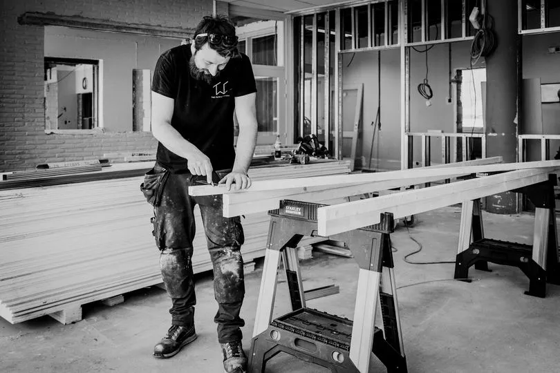 Vakman van twcgroep aan het werk met hout